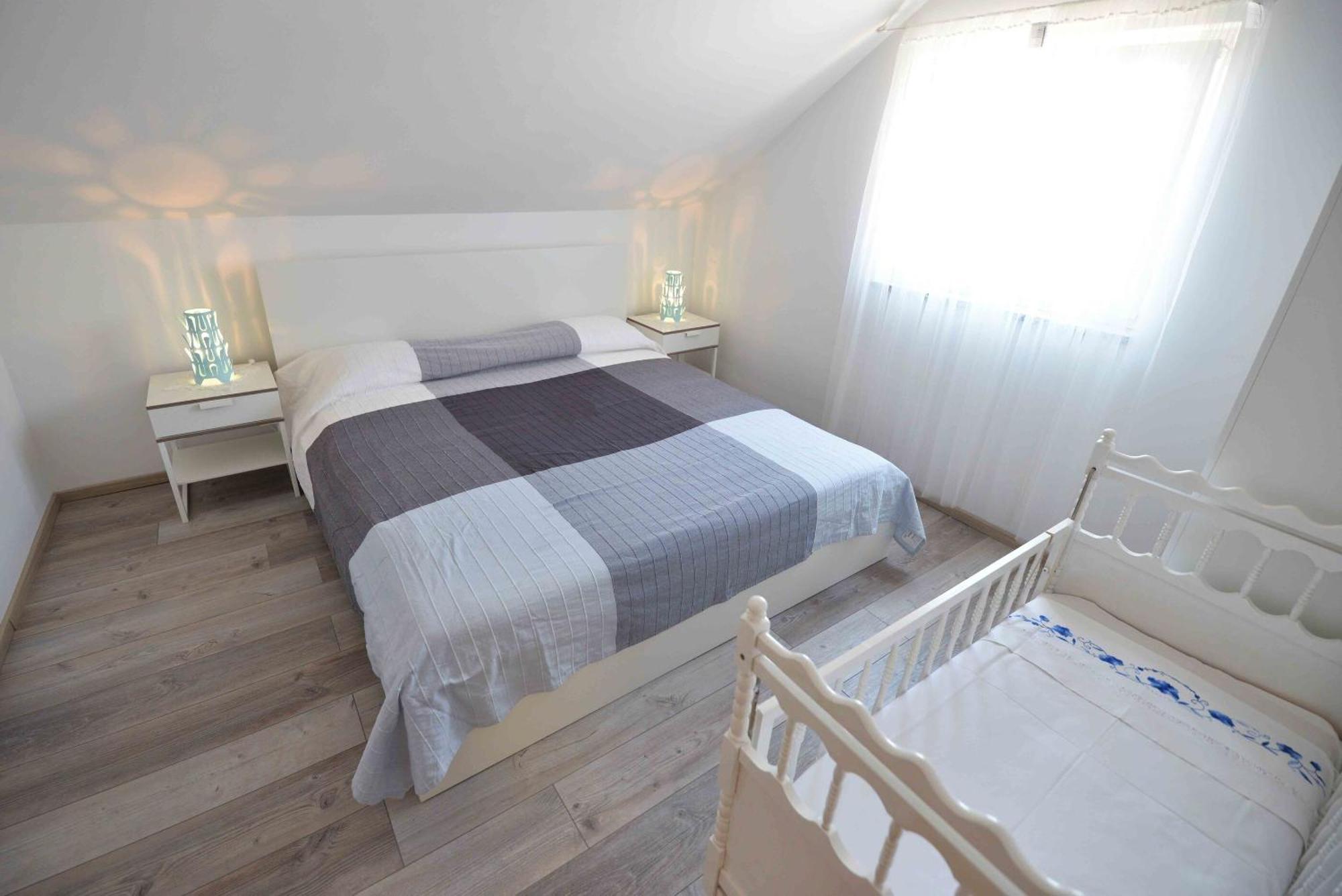 Apartments Mili - Near The Sea And The Centar Of Place ベティナ エクステリア 写真